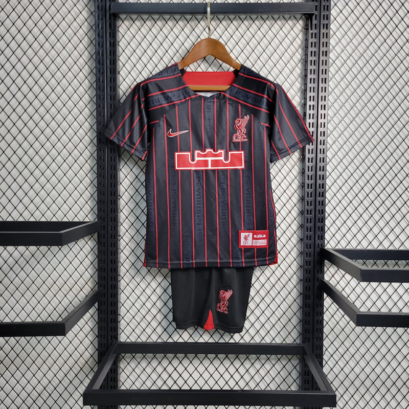 Conjunto Infantil Oficial do Liverpool 23/24 - Edição Lebron James